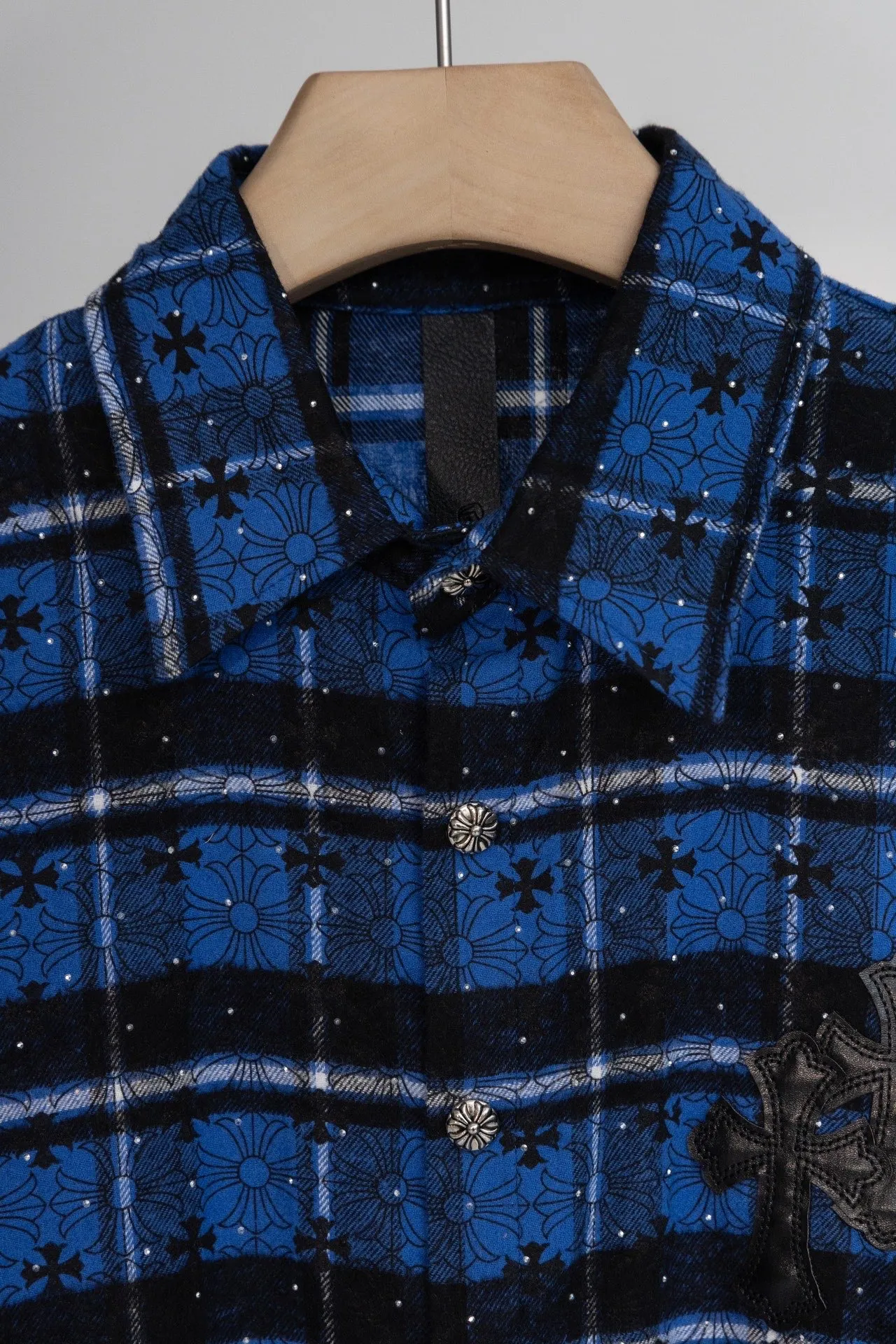 ：F 138- Chroe Hets CH ！ W ， ， ！！ Premium ，1.9W ， ， ， ！ ！ Quality Breathable ！ ！ ！ ， ，22SS T ， ！Black 、 、 ， ， ， Chrome Hearts 、Classic 、 ， ！ ： Navy Blue Blue Size：S-XL S： 72 112 51 M： 74 116 52 L： 76 120 53 XL： 78 124 54